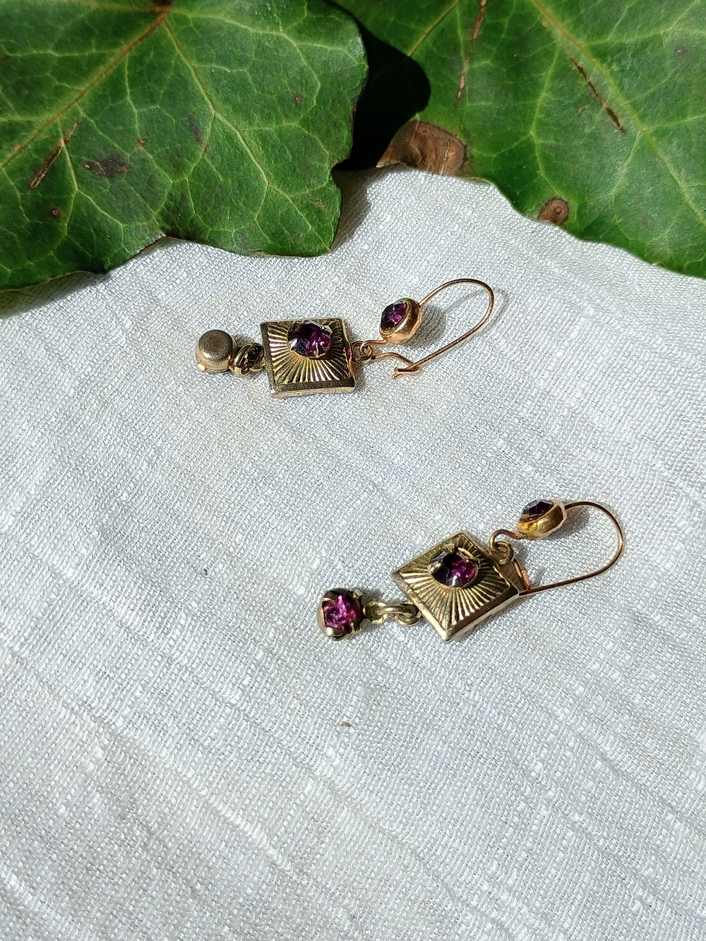 🔮 OCCULT POP 🔮 VTG Art Deco style gold tone and purple crystal dangle earrings